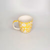 TAZA FLORES EN RELIEVE AMARILLO